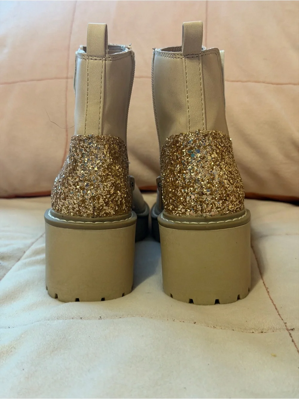 Dolce Vita DV FYNCH Girls Size 4 Beige Gold Glitter Lug Sole Chelsea Boots